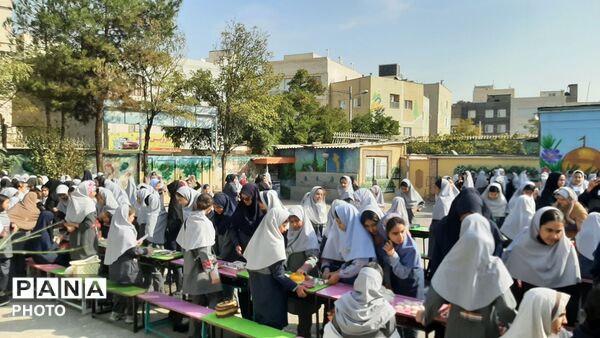 نمایش هنر و توانمندی دانش‌آموزان در بازارچه سالانه مدرسه نیایش