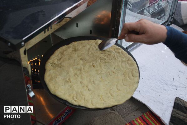 قسمت اول از مستند میزبان عشق خیمه‌الزهرا در پارک زائر؛ از پخت نان تا شربت‌خانه‌ای به وسعت عشق 