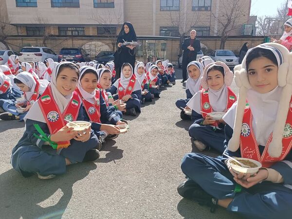 برافراشته شدن پرچم ایران در اداره آموزش و پرورش منطقه ۱۰