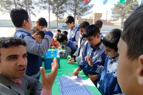 انتخابات شورای دانش آموزی در مدرسه زرتاش خلیل آباد