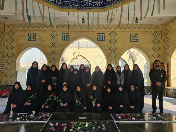 ادای احترام به شهدا توسط دانش‌آموزان دبیرستان فرهنگ ۱۳