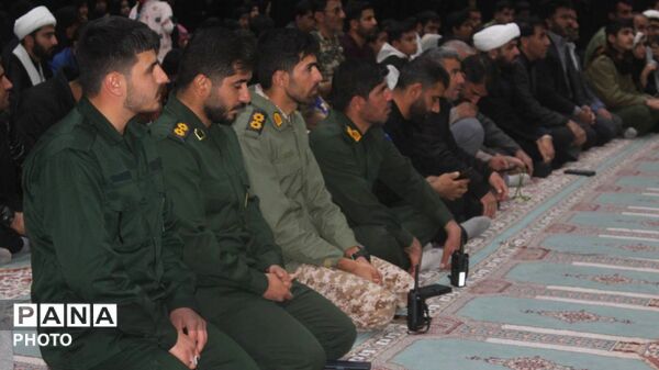 طلاب و بسیجیان شهرستان مارگون در شب پنجم غمِ شهادت امام خامنه‌ای، اقدامات آمریکا را محکوم کردند