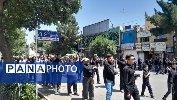 مراسم زنجیر زنی و سینه زنی به مناسبت سالگرد رحلت امام در نیشابور 