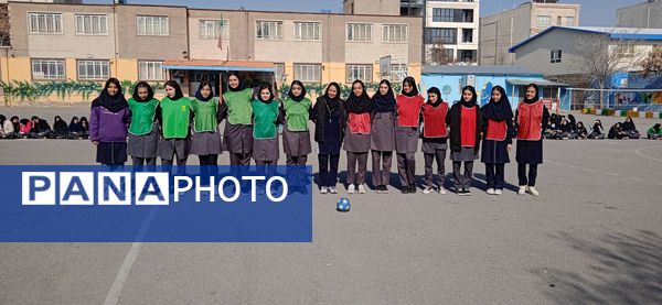 مسابقه هندبال به‌مناسبت دهه فجر در دبیرستان صدیقه 2 