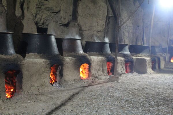 آماده‌سازی هلیم عاشورا در روستای اسحاق آباد نیشابور 