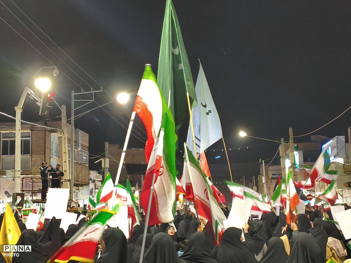 زنان و دختران سرخسی در صف اول دفاع از رهبری و ارزش‌ها