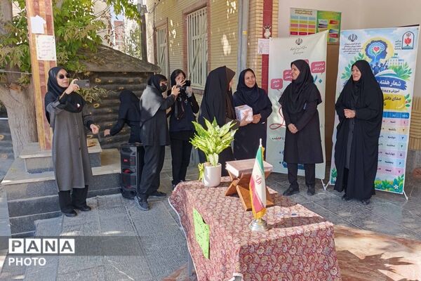 آیین گرامیداشت هفته بهداشت روان و تقدیر از همیاران مشاور در دبیرستان دخترانه رضوان برگزار شد