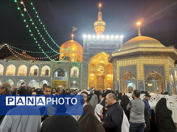 سیل عظیم زائران و مجاوران حرم امام رضا (ع) در شب ولادت یازدهمین امام شیعیان