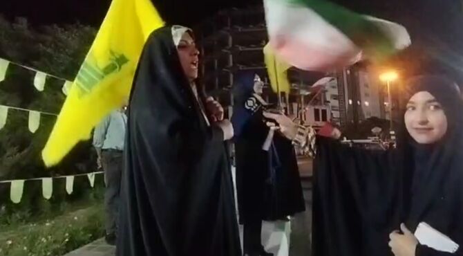  تجمع شبانه اهالی پردیسان قم در میدان شهرداری