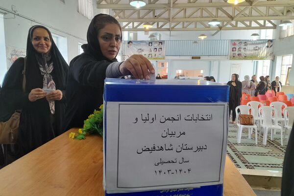  انتخابات انجمن اولیا و مربیان دبیرستان شاهد فیض