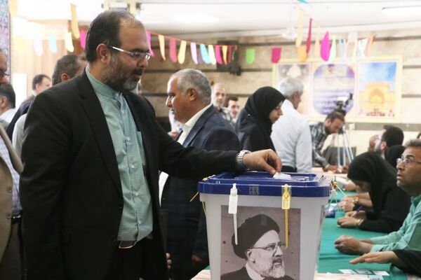 حضور پرشور مردم شهرستان ورامین و منطقه خیرآباد در پای صندق های رای