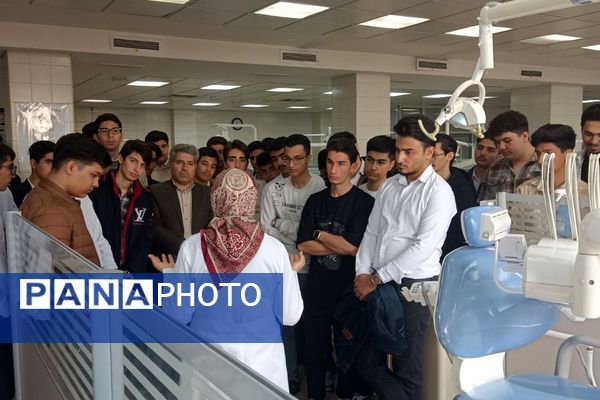 بازدید دانش‌آموزان دبیرستان شهدای علم‌ و فناوری بهارستان دو از دانشکده دندانپزشکی تهران 