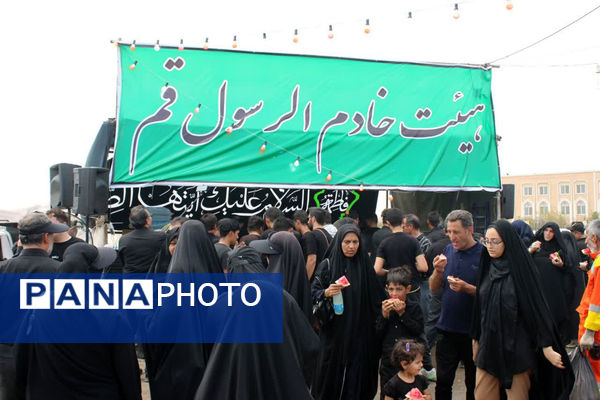 جلوه‌های زیبای انس و همدلی در خدمت به ارادتمندان سیدالشهدا(ع)