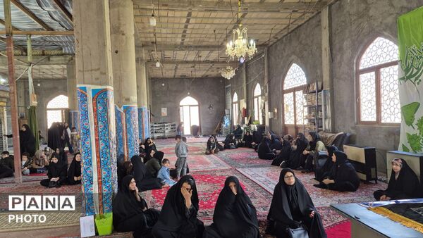 فارسان در جشن دهه کرامت؛ گردهمایی مردم در بارگاه امامزاده 