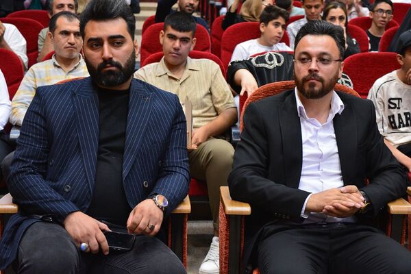 تجلیل از پسران ممتاز دبیرستان امام رضا در بهارستان‌دو