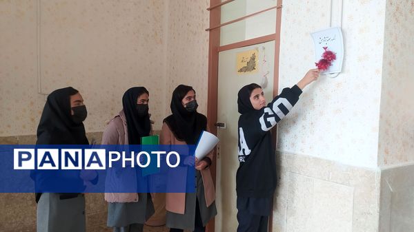 نمایشگاه هفته پژوهش در مدرسه پروین‌اعتصامی 