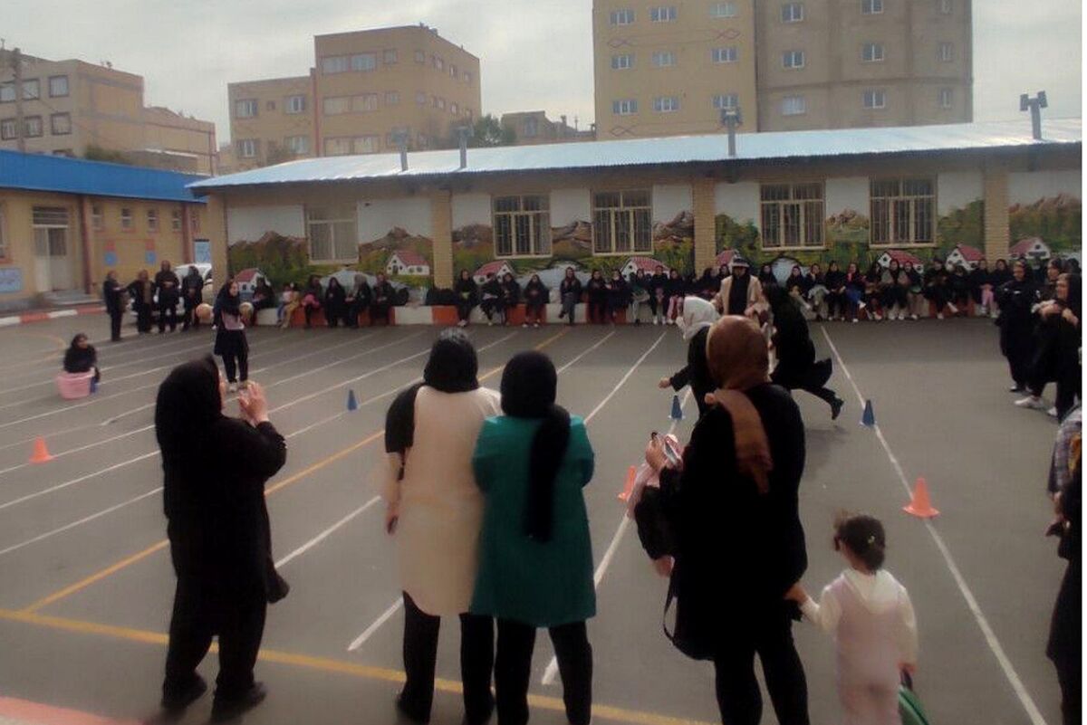 جشنواره ورزشی دبیرستان زینب کبری میدان رقابت دوستانه میان اولیا و دانش‌آموزان شد