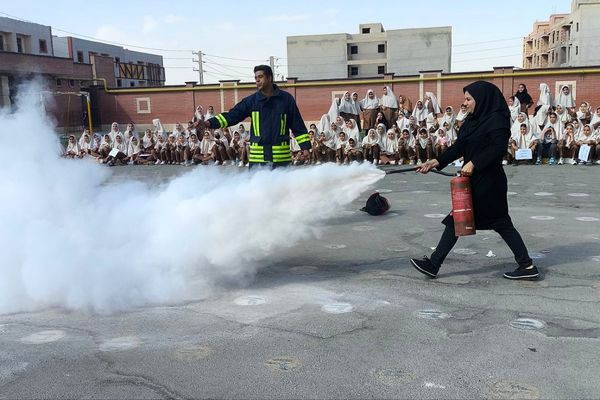 حضور آتش‌نشانان و برپایی نمایشگاه نقاشی در مدرسه حدیث به مناسبت روز آتش‌نشانی