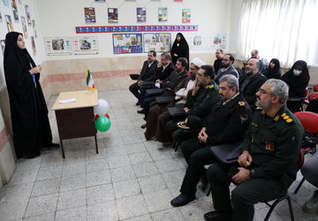 زنگ انقلاب و نمایشگاه دهه فجر در مدرسه جاویدالاثر برگزار شد