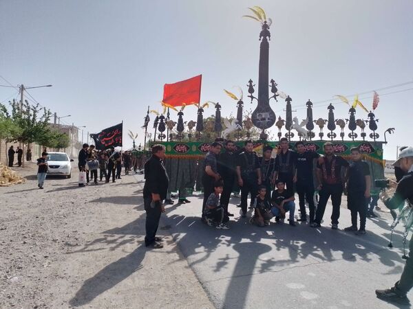مراسم سینه زنی و علم گردانی اهالی روستای نقاب در امامزاده سید حسن روستای میرآباد