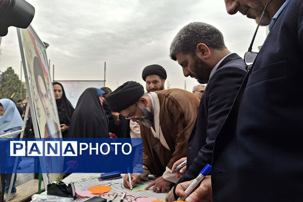 راهپیمایی استکبارستیزی شهرستان پیشوا در روز دانش‌آموز