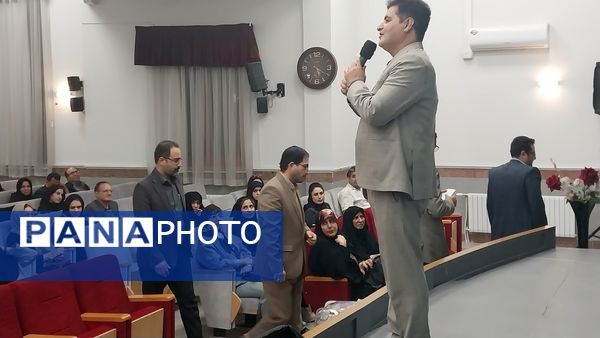 جلسه انجمن اولیا و مربیان در دبیرستان دوره دوم آرمینه مصلی نژاد