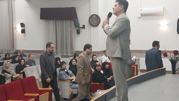 جلسه انجمن اولیا و مربیان در دبیرستان دوره دوم آرمینه مصلی نژاد
