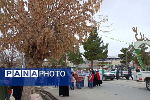 دانش‌آموزان دالاهو در راهپیمایی ۲۲ بهمن غوغا کردند
