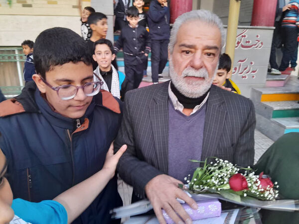 تقدیر دانش‌آموزان یک مدرسه در قم از پدر شهید کریمی