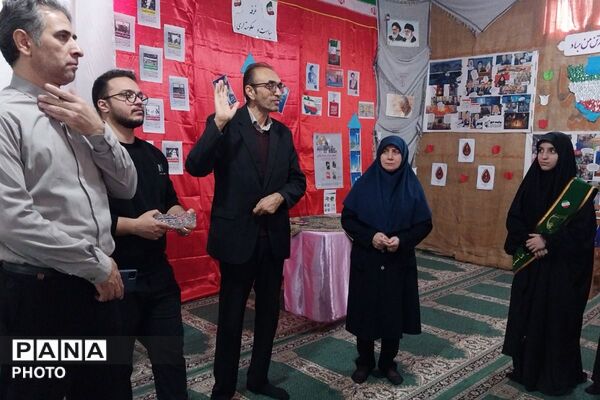 نمایشگاه مدرسه انقلاب در دبیرستان جوادالائمه بهارستان‌دو