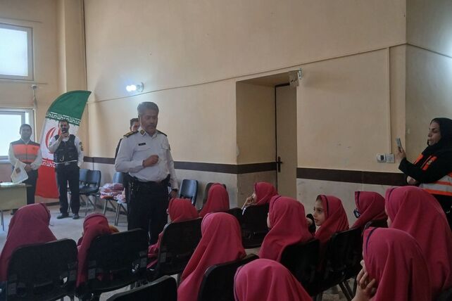 آموزش نکات ایمنی و فرهنگ ترافیکی به دانش‌آموزان روستای کندر 