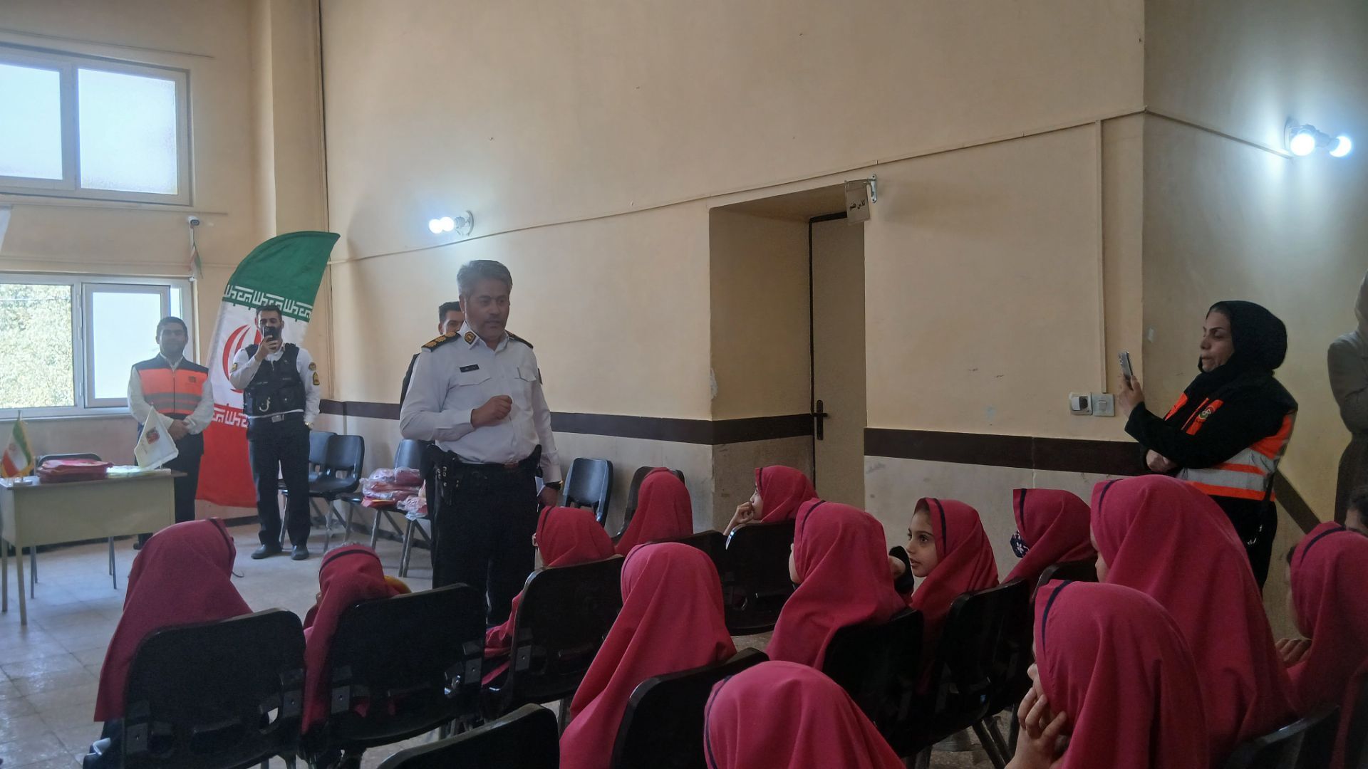 آموزش نکات ایمنی و فرهنگ ترافیکی به دانش‌آموزان روستای کندر 