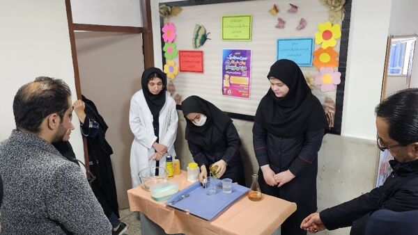 بازدید مسئول پژوهش‌سرای دکتر حسابی از دستاوردهای دانش‌آموزان مدرسه شاهد شهید نوری