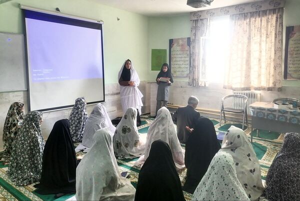 جلسه جهاد اسلامی حجاب و عفاف دختران در دبیرستان حاج مهدی روحانی شهرستان خلیل آباد 