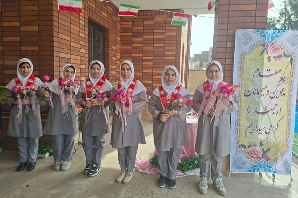 مدرسه خیری حسینی‌راد با چمن مصنوعی و پنل خورشیدی گشایش یافت