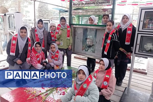 تجدید میثاق دانش‌آموزان پیشتاز ناحیه دو شهرری با امام و شهدا 