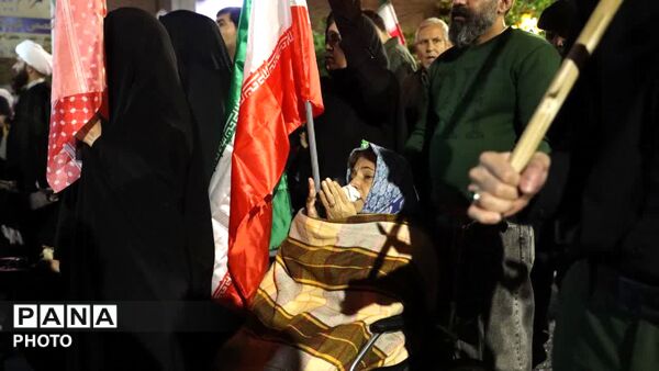 برای کشورمان ایران در خیابان می‌مانیم