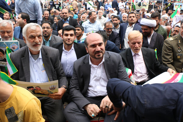 حضور پرشور نوجوانان قمی در آیین استقبال از رئیس جمهوری 