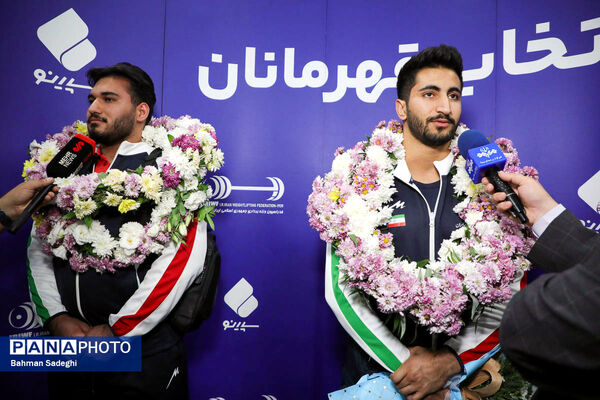 بازگشت تیم ملی وزنه‌برداری با جام قهرمانی‌