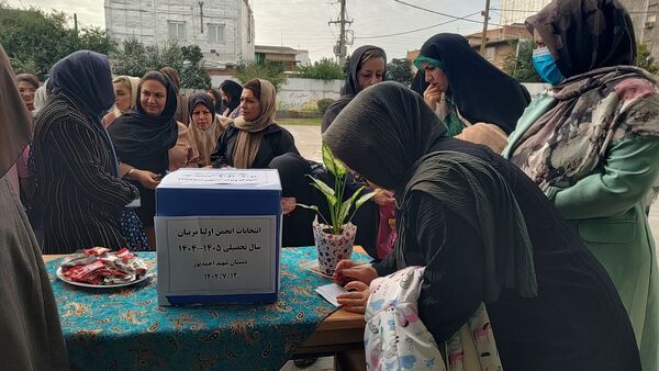 جلسه انتخابات انجمن اولیا و مربیان در دبستان شهید احمدپور قائمشهر