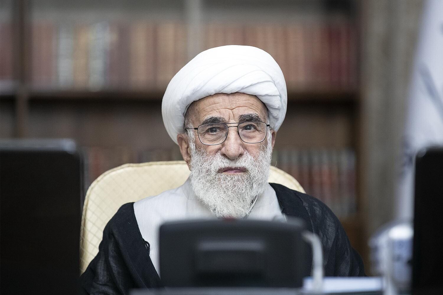 ضرورت انجام تلاش حداکثری برای تبیین قانون اساسی