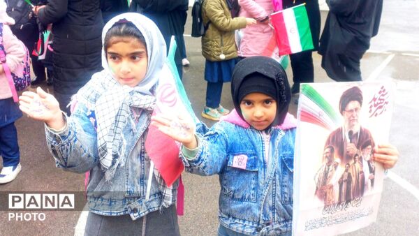 حضور دانش‌آموزان با کوله‌پشتی به یاد همکلاسی‌های مینابی در روز جهانی قدس همدان