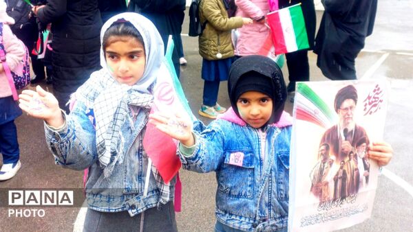 حضور دانش‌آموزان با کوله‌پشتی به یاد همکلاسی‌های مینابی در روز جهانی قدس همدان