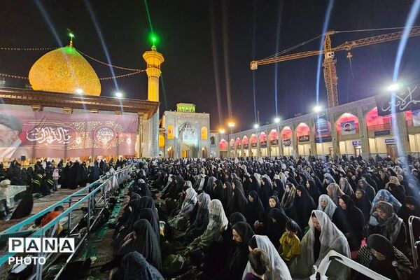 آیین لاله‌گردانی در شام غریبان امام رضا(ع)