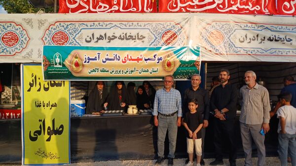 دانش‌آموزان با عشق در موکب امام حسین (ع) پذیرای زائران شدند