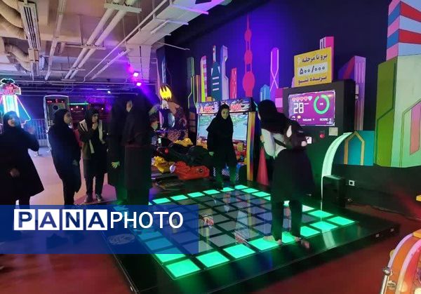 اردوی تفریحی دانش‌آموزان دبیرستان شاهد افشار در شهربازی خلیج فارس