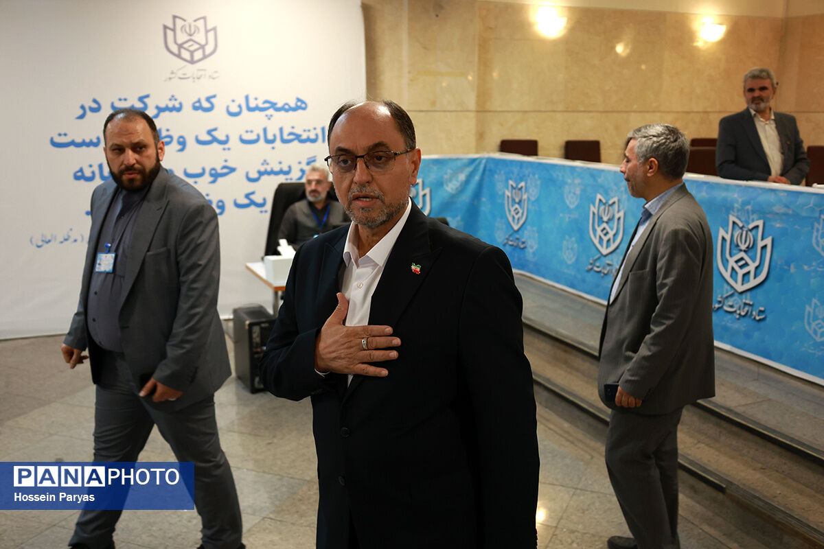 وحید حقانیان در انتخابات ریاست‌جمهوری ثبت‌نام کرد + فیلم