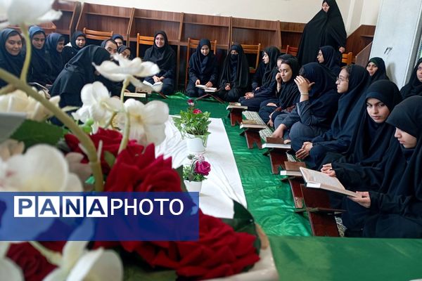 محفل انس با قرآن کریم در دبیرستان فرزانگان قوچان