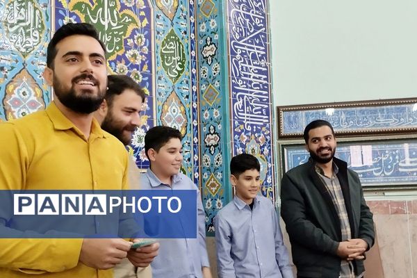 گفت‌وگوی آموزشی پس از اقامه نماز جماعت در دبیرستان شهید چمران