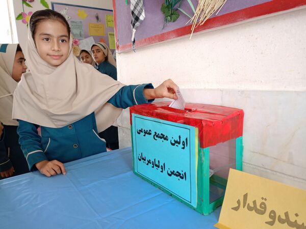 انتخابات شورای دانش‌آموزی دبستان سمیه کاشمر 